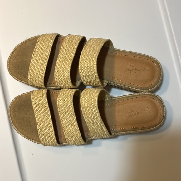 Universal Thread sandals. Size 7.5 - Picture 2 of 4